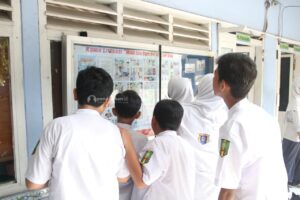 Sosialisasi ‘Bahaya Berkendara Bagi Anak Remaja’ Melalui Komik Literasi di Majalah Dinding Sekolah
