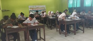 Pelaksanaan Sumatif Akhir Tahun (SAT) MTsN 2 Lamongan Tahun Pelajaran 2024-2025 berlangsung lancar dan tertib