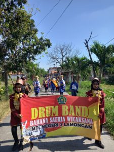 Drumband MTsN 2 Lamongan Meriahkan Karnaval MI Calungan Deket