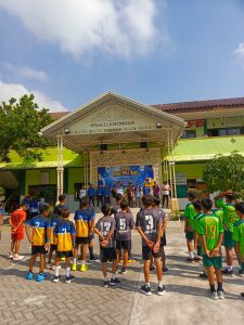 Puluhan Tim dari SD/MI Ramaikan Turnamen Voli Mini Tahun 2025 Piala Kankemenag Kab.Lamongan di MTsN 2 Lamongan