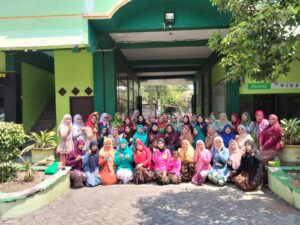 Semarak Hari Kartini, DWP MTsN 2 Lamongan Gelar Lomba Rias dan Fashion Show