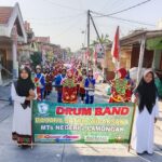 Semarakkan HUT ke-81 RI, Drum Band MTsN 2 Lamongan pukau warga Bucu Kidul
